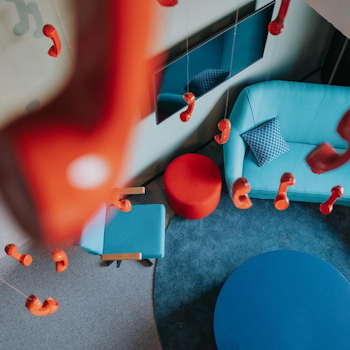 Welcome to The Social Hub suites, where every room tells a unique story. Our playrooms, conceptualised and designed by Studio Königshausen, redefine hospitality with creativity and innovation. In the latest hotel in Vienna, each playroom is uniquely inspired by a famous Austrian hero.